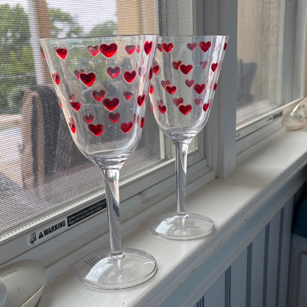 Set of 2 Heart-Pattern Plastic Wine Glasses - Red Hearts